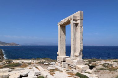 Naxos 'lu Portara, Yunanistan' ın Cyclades Adası 'ndaki Apollo Tapınağı.  