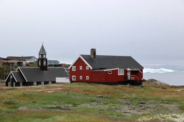 Danimarka 'nın Grönland kentindeki Ilulissat sahilindeki eski Zion Kilisesi manzarası