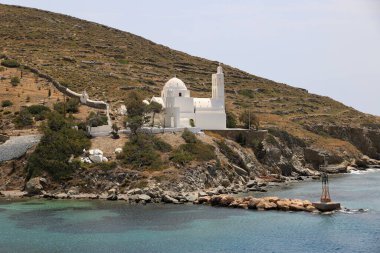 Agia Irini Kilisesi Cyclades Adası 'nın liman girişindeki bir kayanın üzerinde.