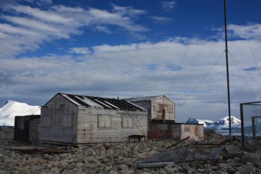 Antarktika, Kaşifler kulübesi Stonington Adası Marguerite Körfezi, Antarktika Yarımadası 'nın doğu bölümünde Neny Adası' nın kuzeydoğusunda yer alan bir ada.
