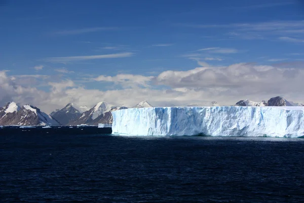 南極のマルグリット湾のタブレット氷山 — ストック写真