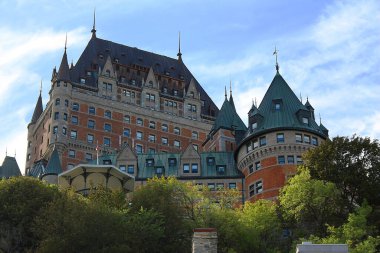 Chateau Frontenac, Kanada 'nın Quebec şehrinin merkezinde bulunan lüks bir oteldir.