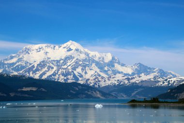 Alaska 'daki Saint Elias Dağı Amerika Birleşik Devletleri' nin Alaska eyaletindeki Icy Körfezi 'nden çekilmiştir.