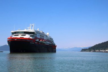 MS Roald Amundsen, Wrangell, Alaska 'daki küçük bir topluluğun kıyılarına demir attı.  