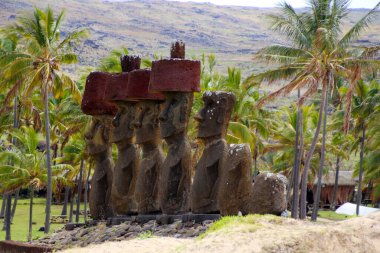 Ahu Nau tören tesisinden Moai, Anakena, Paskalya Adası, Şili