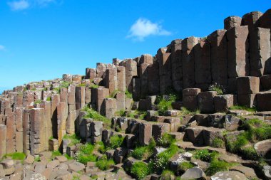 Dev Geçidi, birbirine kenetlenmiş bazalt sütunların olduğu antik bir volkanik patlamanın sonucu olan bir alan.