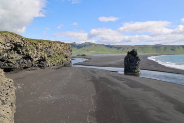 İzlanda-Dyrholaey Yarımadası, siyah kumlu muhteşem sahil şeridi. 