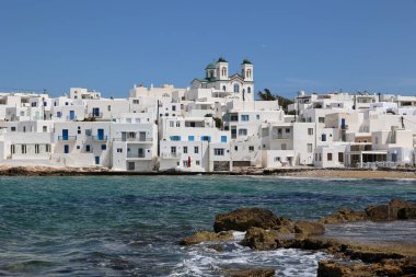 Arka planda Faneromeni Kilisesi 'nin olduğu Naoussa-Paros sahili manzarası