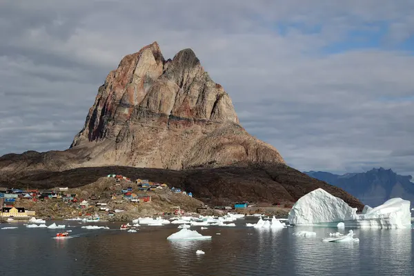 Vista Ciudad Groenlandesa Uummannaq Con Roca Distintiva Imágenes de stock libres de derechos