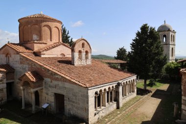 St. Mary 'nin ortaçağ manastırı Apollonia arkeoloji parkının antik kalıntılarıyla çevrilidir.