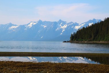 Amerika Birleşik Devletleri 'nin Alaska eyaletindeki William Henry Körfezi' ndeki Kakuhan Sıradağlarının yansıması