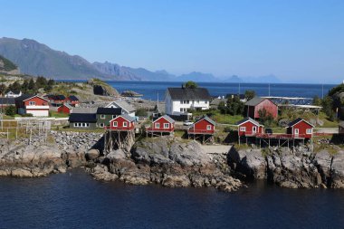 Reine 'in eşsiz manzaralı evlerinin muhteşem manzarası. Lofoten, Norveç.  