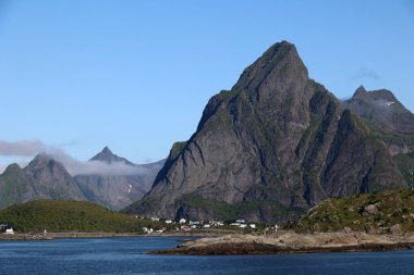 Moskenesoy, Lofoten, Norveç kıyılarındaki fantastik dağ manzarası