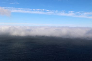 Denizden Nordkapp, Norveç 'e doğru devasa bir sis duvarı geliyor.     