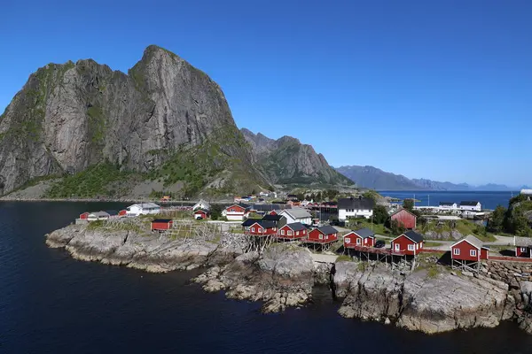 Resimli balıkçı köyü Reine 'in eşsiz bir manzarası var. Lofoten, Norveç.