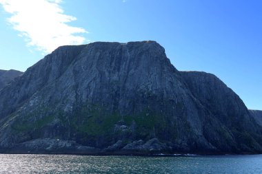 Kuzey Platosu 'nun kayalıkları Nordkapp Denizden görüldü, Norveç  