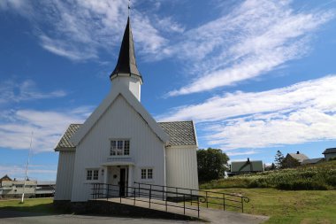 Traena Kilisesi Norveç 'in en eski balıkçı köyü Traena' da