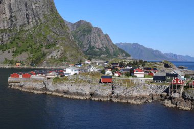 Küçük balıkçı köyü Reine 'nin muhteşem dağ zeminine karşı manzarası, Lofoten, Norveç