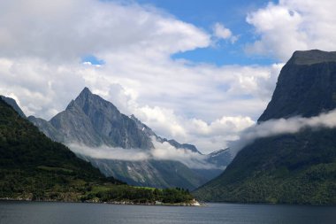 Hjorundfjord, nefes kesici Sunnmore Alpleri manzaralı, Norveç 'in en ünlü dağ bölgelerinden biri.  