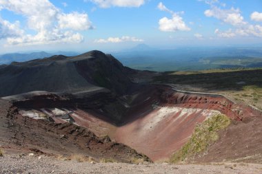 Tarawera Dağı krateri Yeni Zelanda 'nın Kuzey Adası' nın Rotorua Gölleri bölgesinde bir yanardağ.