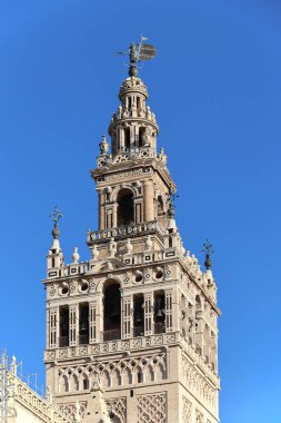 Giralda, İspanya 'nın Endülüs, Sevilla katedralinin çan kulesidir.  