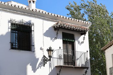 İspanya, Endülüs 'ün eski Ronda kasabasında balkon ile tarihi cephe  