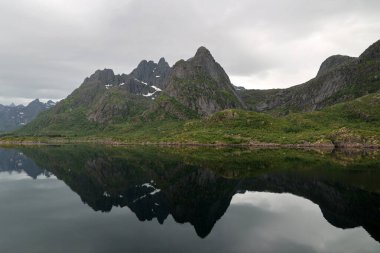 Norveç, Trol Lordu 'nun sularına yansıyan dağlar