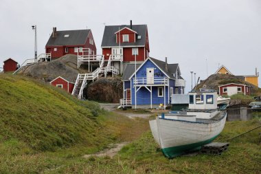 Danimarka 'nın Grönland kentindeki Sisimiut köyünde renkli evler   