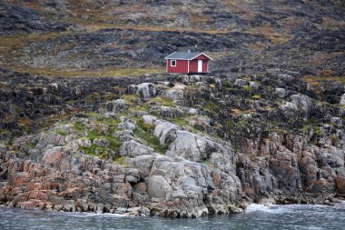 Danimarka 'nın Grönland, Qeqertarsuaq köyünün kıyısındaki ıssız bir evde.  