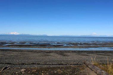 Alaska, Redoubt Dağı ve Iliamna Dağı, Cook Körfezi, ABD         