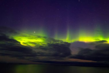 Aurora Borealis ya da Grönland, Danimarka 'nın batı kıyısındaki kuzey ışıkları  
