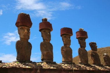 Ahu Nau tören tesisinden Moai, Anakena, Paskalya Adası Rapa Nui, Şili 