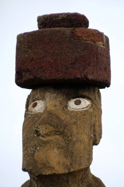 Moai Ahu Ko Te Riku 'ya yaklaş, Paskalya Adası' ndaki tek moai Rapa Nui, Polinezya, Şili, Güney Amerika