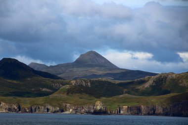 Alaska Yarımadası açıklarındaki Shumagin Adaları 'nın en büyük adası olan Unga Adası' nın kıyı manzarası