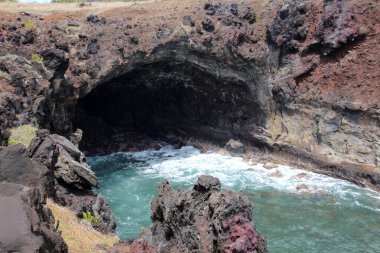 Hanga Roa 'nın güneyindeki Ana Kai Tangata mağarası, Şili' nin Paskalya Adası 'ndaki yamyam mağarası olarak da bilinir.