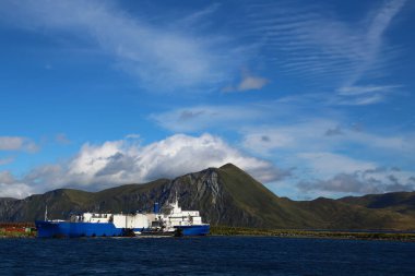 Unalaska Limanı 'ndaki balık işleme gemisi, Aleutian Adaları, ABD  