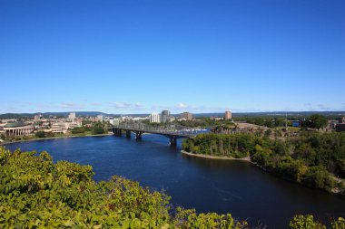 Arka planda Alexandra Köprüsü ve Kanada Ulusal Tarih ve Toplum Müzesi, Quebec, Kanada