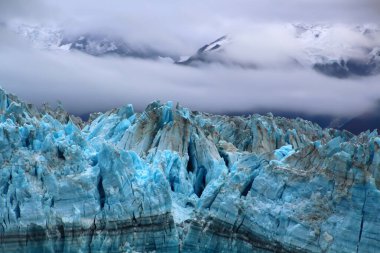 Hubbard Buzulu, Amerika Birleşik Devletleri 'nin Alaska şehrindeki sabah sisinden ortaya çıktı.