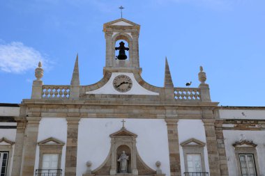 Portekiz, Faro 'daki Arco da Vila' dan çan ve saatle ön cephe  