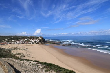 Monte Clerigo, Algarve, Portekiz 'in fantastik plajı.  