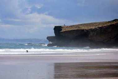 Monte Clerigo, Algarve, Portekiz sahilinde Atlantik dalgası  