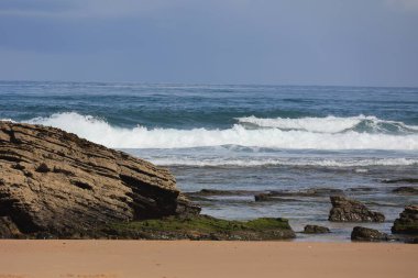 Monte Clerigo, Algarve, Portekiz sahilinde Atlantik dalgası  