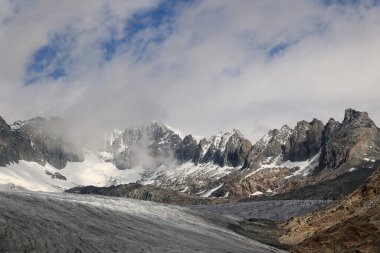İsviçre 'nin Valais kantonundaki Rhone Buzulu manzarası