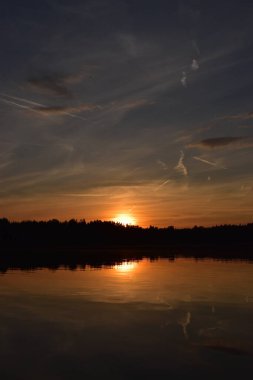 Çek Cumhuriyeti 'nde gölde gün batımı
