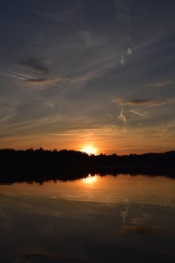 Çek Cumhuriyeti 'nde gölde gün batımı