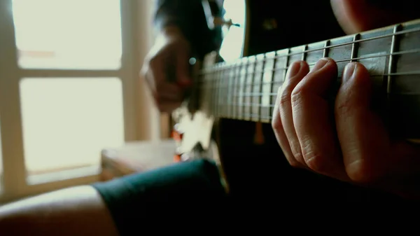 Чоловік Грає Гітарі Вдома — стокове фото