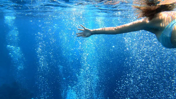 Κορίτσι Κολυμπάει Πυροβολισμοί Κάτω Από Νερό — Φωτογραφία Αρχείου