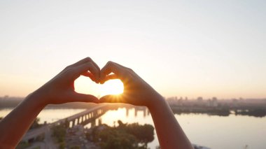 bir kalp şeklinde eller