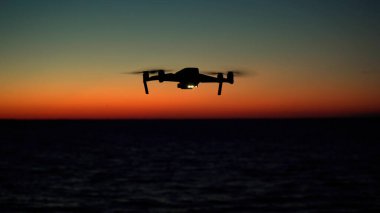 Havada bir dron, denizin üzerinde muhteşem bir gün doğumu