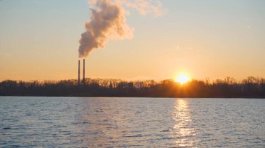 Çevre kirliliği, fabrika boruları zararlı maddeler yayar